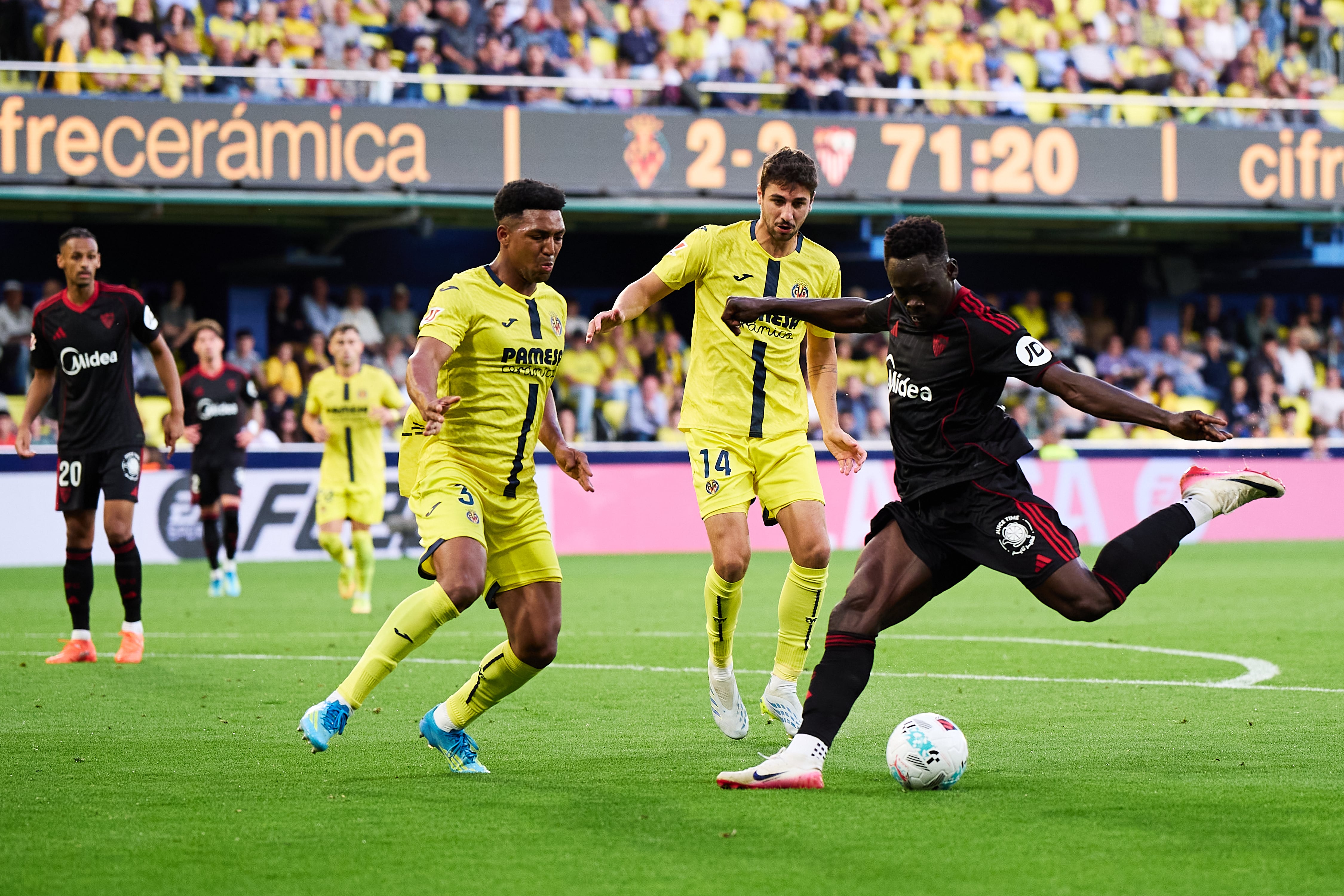 El Sevilla ya roza la salvación al remontar al Villarreal en La Cerámica