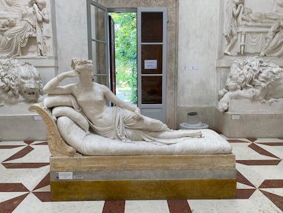 Un turista rompe una escultura por posar para una foto en un museo italiano