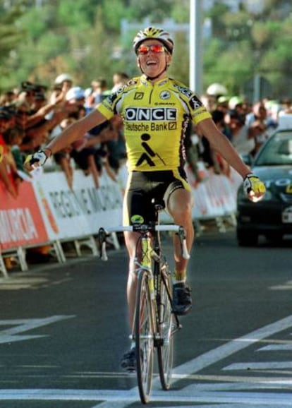 David Cañada, en el año 2000, cruza la meta como ganador de una etapa de la Vuelta a Murcia.