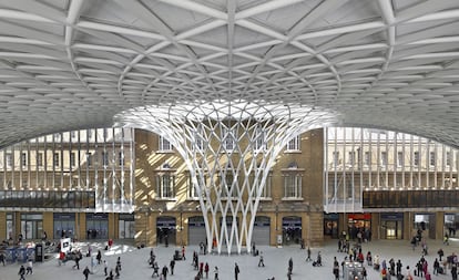 El estudio JMP (John McAslan + Partners) transformó, justo antes de los Juegos Olímpicos de Londres, la famosa estación de Kings Cross, donde se sitúa en la ficción de J. K. Rowling el andén 9¾ de Harry Potter. El elemento más llamativo: una gran explanada semicircular de 150 metros de largo cuyo techo está soportado por una estructura en forma de árbol con 16 columnas de acero que se elevan hasta 20 metros. El proyecto -que comprende construcción nueva, rehabilitación y cambio de utilización de zonas- fue inaugurado en marzo de 2012.