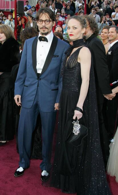 <p><strong>Cuándo.</strong> En cada alfombra roja que pisa (esta corresponde a los Oscar de 2005).</p> <p><strong>Por qué.</strong> Porque llamar la atención puntualmente tiene mérito, pero ser el verso suelto de las alfombras rojas durante décadas es mucho más difícil. Johnny Depp, tal vez inspirado por la cruzada estilística de sus amigos Burton y Bonham Carter, lleva años cultivando un 'look' de dandi desaliñado y pelín anacrónico (fíjese aquí en su pajarita, en el corte del esmoquin o en los zapatos) que raramente defrauda. Igual que Bela Lugosi acabó convencido de ser el nuevo Drácula, Depp tiene siempre algo de Eduardo Manostijeras, de Willie Wonka y de Jack Sparrow. Bien por él.</p>