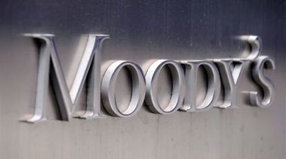 Logo de la agencia de calificaci&oacute;n Moody&#039;s en la fachada de su sede.
