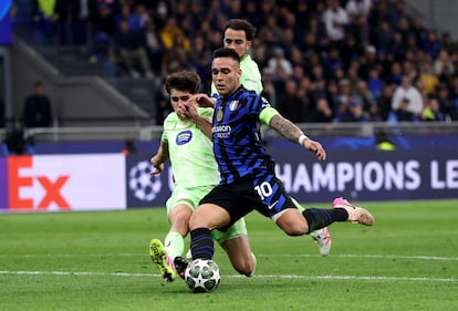 Lautaro Martínez, del Inter de Milán, en acción ante Pau Cubarsí, del FC Barcelona, en la semifinal de la Champions