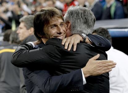Antonio Conte y Carlo Ancelotti se saludan antes del partido.