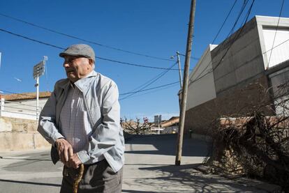 Ignacio Espasa, de 91 años, uno de los tres madridistas que viven en Alfés., pasea por las calles del pueblo el pasado martes por la tarde.