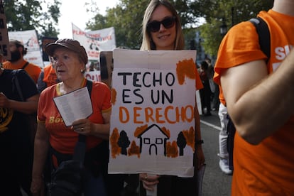 Una manifestante sostiene un cartel con el lema "Techo es un derecho", este domingo durante la protesta en Madrid.