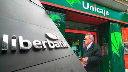 Logotipos de Liberbank y de Unicaja en sus oficinas