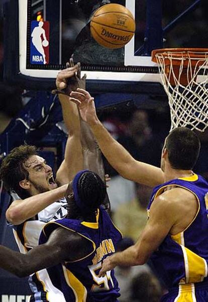 Gasol intenta encestar ante la oposición de Brown y Mihm (derecha), de los Lakers.