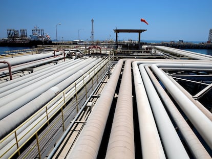 Refinería de petróleo y terminal petrolera Ras Tanura de Saudi Aramco en Arabia Saudí.