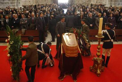 La familia del novelista y autoridades (a la derecha) han ocupado las primeras filas en el interior del templo