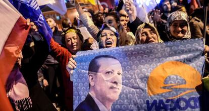 Seguidores del partido islamista AKP durante la celebración por su victoria en las elecciones de este domingo.