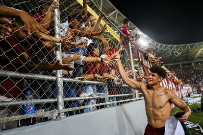 Yordan Osorio festeja con los aficionados al final del partido.