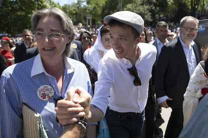 Íñigo Errejón (en el centro), candidato de Más Madrid a la Comunidad, acompañado de Marta Higueras, vicealcaldesa del Ayuntamiento de Madrid.