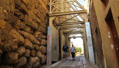 Les bastides col·locades el 2013 per intentar evitar la deterioració de la muralla.