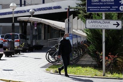 Un médico sale del hospital de Txagorritxu, en Vitoria, con una máscara de protección.