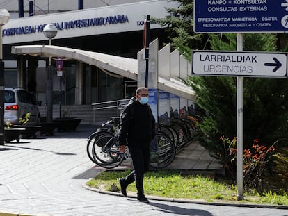 Un médico sale del Hospital de Txagorritxu con una máscara de protección.