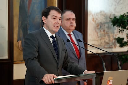 El presidente de la Junta de Castilla y León Alfonso Fernández Mañueco comparece junto al consejero de Sanidad Alejandro Vázquez, durante la declaración institucional realizada este lunes.