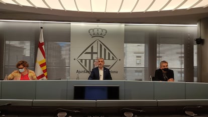 El primer teniente de alcalde del Ayuntamiento de Barcelona, Jaume Collboni, flanqueado por la concejal de Hacienda, Montserrat Ballarín, y el de Presupuesto, Jordi Martí.