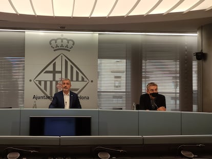 El primer teniente de alcalde del Ayuntamiento de Barcelona, Jaume Collboni, flanqueado por la concejal de Hacienda, Montserrat Ballarín, y el de Presupuesto, Jordi Martí.