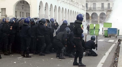 Manifestantes chocan con la policía después de las oraciones del viernes en Argel en una protesta contra la publicación de caricaturas del profeta Mahoma en la revista satírica francesa Charlie Hebdo.