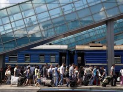 Pasajeros hacen cola en la estaci&oacute;n de Donetsk.