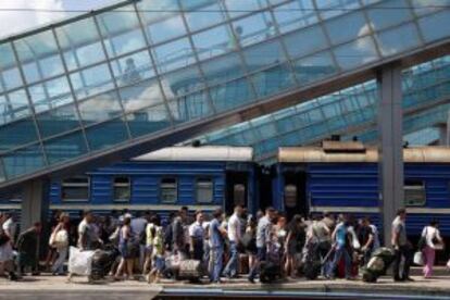 Pasajeros hacen cola en la estaci&oacute;n de Donetsk.