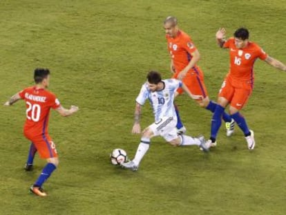 La Albiceleste cae en su tercera final seguida después de que el 10 fallara un penalti en la tanda decisiva ante Chile