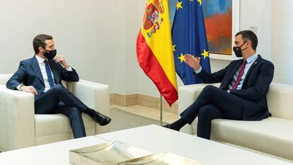 El presidente del Gobierno, Pedro Sánchez, y el líder del PP, Pablo Casado, en La Moncloa en septiembre de 2020.
 