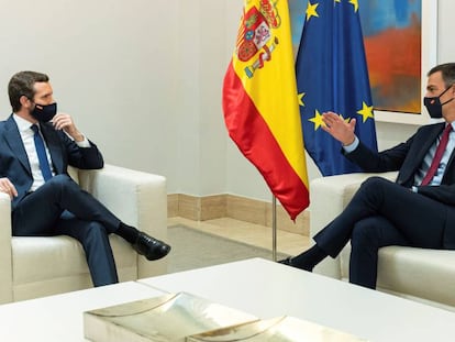 El presidente del Gobierno, Pedro Sánchez (a la derecha), y el líder del PP, Pablo Casado, en La Moncloa en septiembre de 2020.