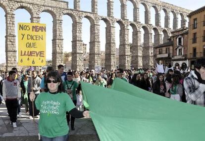 Cerca de un millar de personas se han manifestado hoy a los pies del acueducto en Segovia, durante la jornada de huelga general que vive hoy el país convocada por CCOO, UGT, USO, CGT y STES-Intersindical