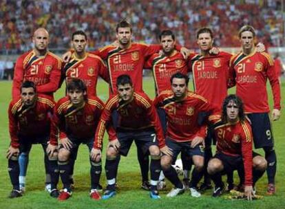 Los jugadores de la selección con la camiseta de homenaje a Dani Jarque.