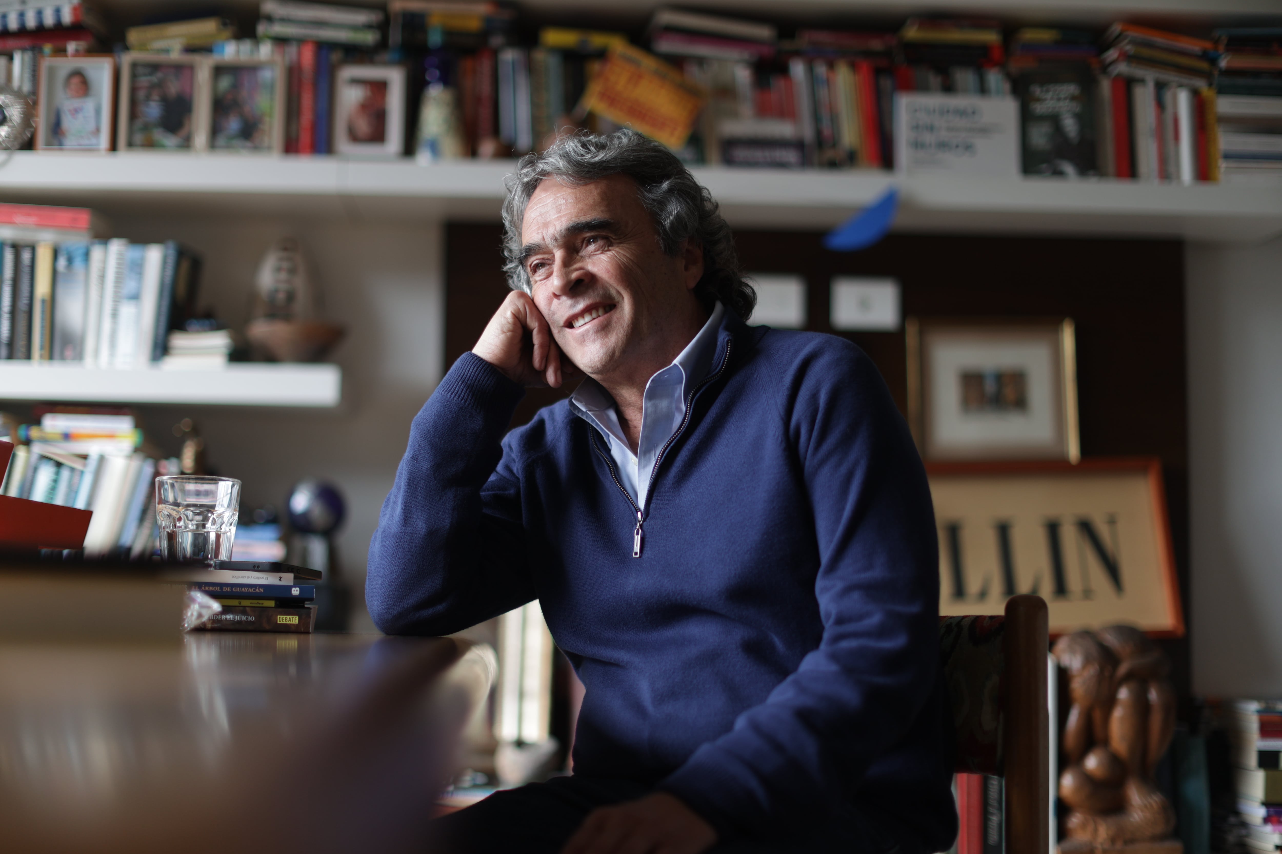 Sergio Fajardo en su casa, en Bogotá (Colombia), este jueves. 