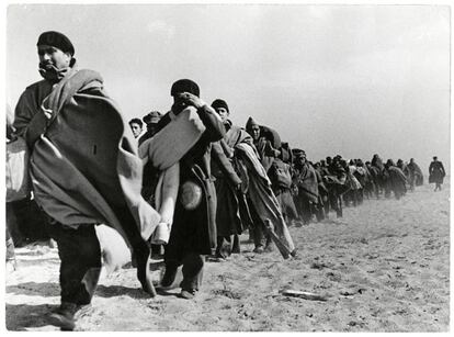 Refugiados andando por la playa. Campos de internamiento franceses para exiliados republicanos, Le Barcars, Francia, marzo de 1939. ?International Center of Photography/Magnum Photos.