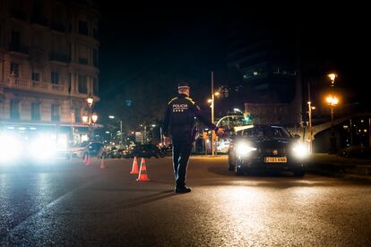 Controles policiales en Barcelona durante la primera noche del toque de queda en Cataluña.