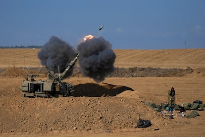 Una unidad de artillería móvil israelí lanza un proyectil desde el sur de Israel hacia la franja de Gaza, este domingo.