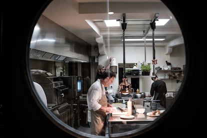 Vista de la cocina del Bar Blanco, en Cangas del Narcea.