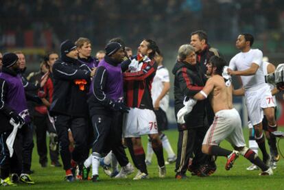 El centrocampista del Milan va a buscar tangana tras el pitido final del árbitro.