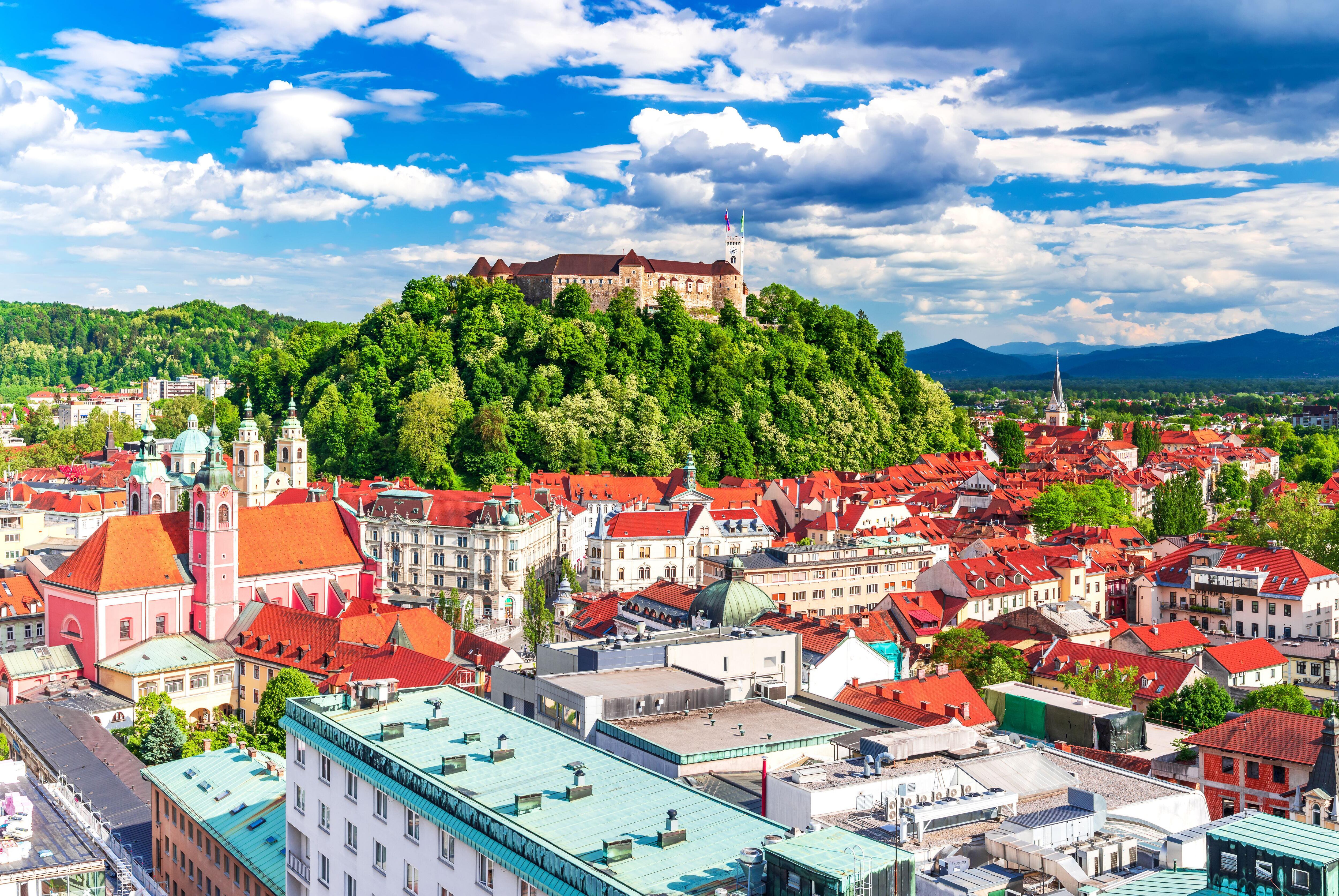 El Castillo de Liubliana domina desde lo alto la capital de Eslovenia.