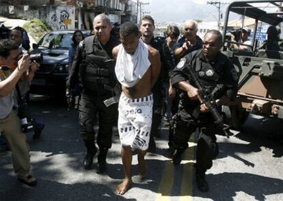 Un sospechoso detenido dentro de la operación de las fuerzas brasileñas en el Complexo Alemão, en Río de Janeiro.