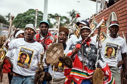 Los miembros del Partido de la Libertad Inkatha (IFP), vestidos con el atuendo tradicional, cantan y bailan durante el anuncio del manifiesto de las elecciones, en las afueras de la ciudad de Durban (Sudáfrica).