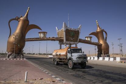 Un camión pasa por la puerta de entrada de Wadi Al Dawasir (Arabia Saudí).