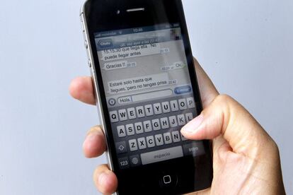 Una usuària d'Iphone envia un missatge per WhatsApp.