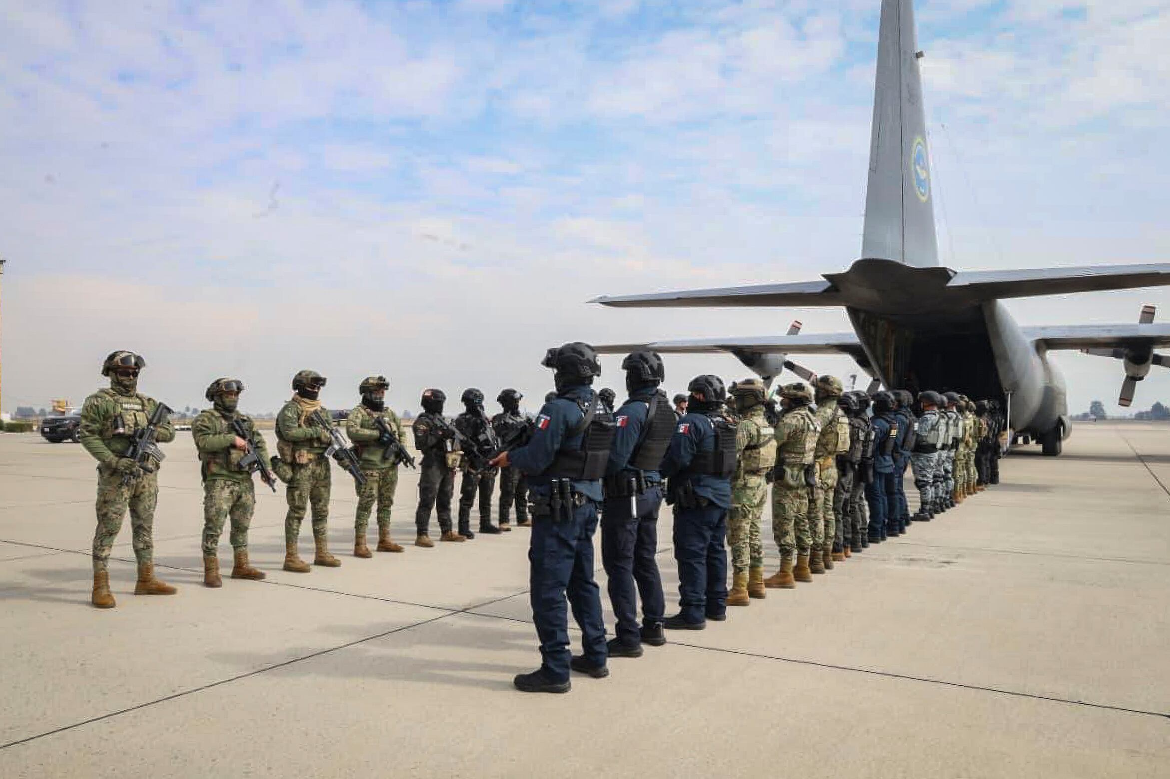 Extradición, traslado, expulsión o envío: la controversia legal detrás de las entregas masivas de capos a Estados Unidos