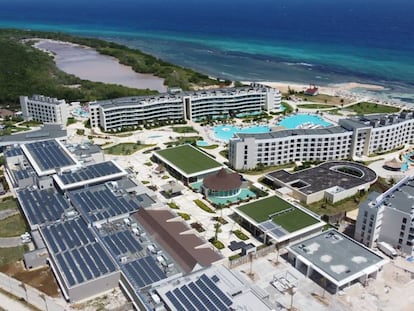 Vista del Hotel Ocean Coral Spring en Jamaica y de la planta eléctrica híbrida que Sampol ha construido para el complejo hotelero.