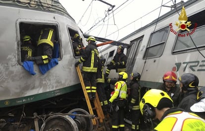 Bomberos rescatando pasajeros atrapados dentro de uno de los vagones del tren que descarriló en Milán.