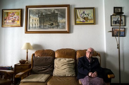 Esperanza Fernández, de 103 años, posa para la foto en su casa de Salamanca. Fernández vive con sus dos hijas. Recuerda cuando un brote de gripe mató a casi la mitad de su aldea cuando todavía era una niña. Su padre encerró a la familia en casa y evitó que nadie entrase.
