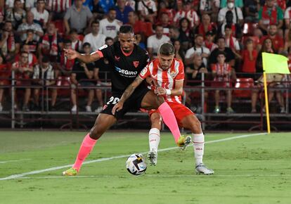 Fernando pelea la posesión del balón con Pozo, del Almería.