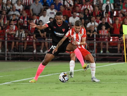 Fernando pelea la posesión del balón con Pozo, del Almería.