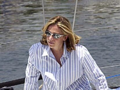 La infanta Cristina en un velero, con gafas de sol