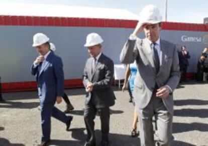 El ministro de Industria, Energ&iacute;a y Turismo, Jos&eacute; Manuel Soria (d); el presidente del Gobierno de Canarias, Paulino Rivero (c); y el presidente de Gamesa, Ignacio Mart&iacute;n (i); durante la inauguraci&oacute;n en el puerto de Arinaga (Las Palmas de Gran Canaria), del primer aerogenerador offshore instalado en Espa&ntilde;a. 